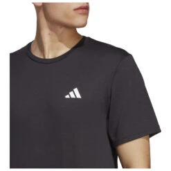 ADIDAS Training Essentials Comfort Tee - Funktionsshirt 12 ADIDAS Training Essentials Comfort Tee - Funktionsshirt -StilWelt Verkäufe adidas training essentials comfort tee funktionsshirt detail 4