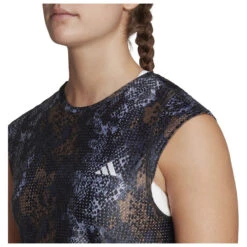 ADIDAS Women's Fast Aop Tee - Laufshirt 9 ADIDAS Women's Fast Aop Tee - Laufshirt -StilWelt Verkäufe adidas womens fast aop tee laufshirt detail 4